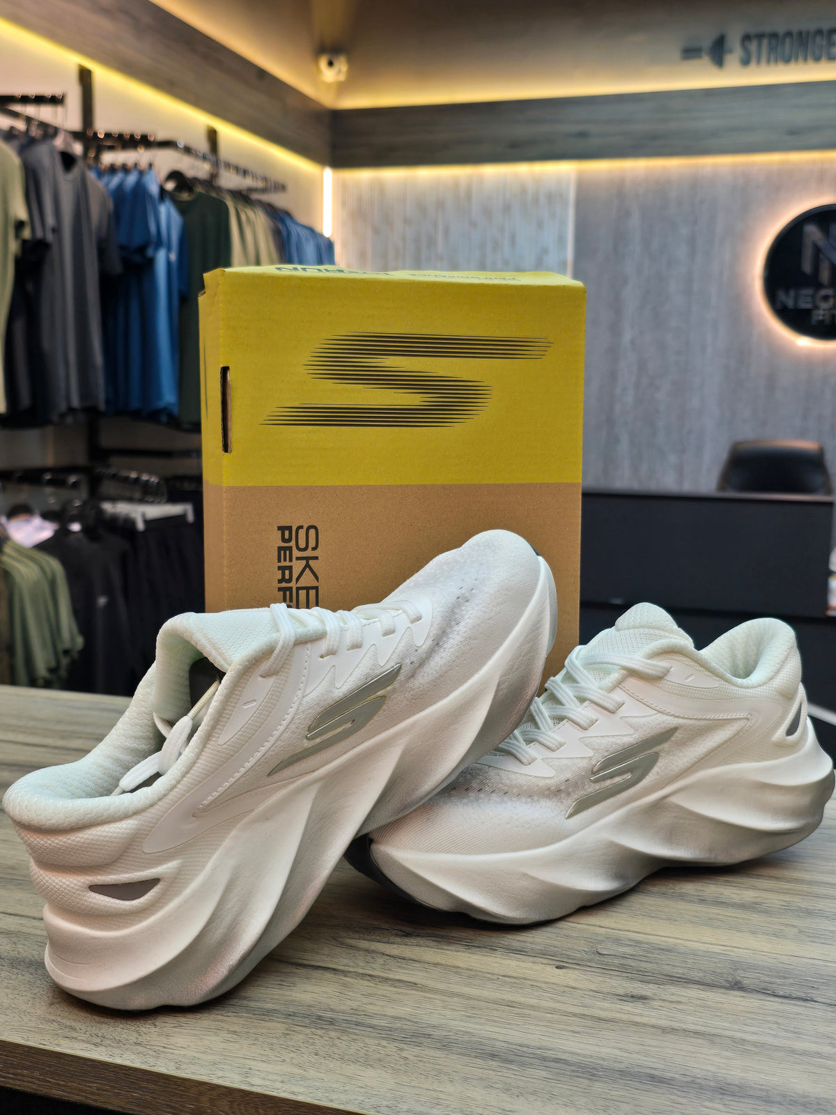 Skechers white