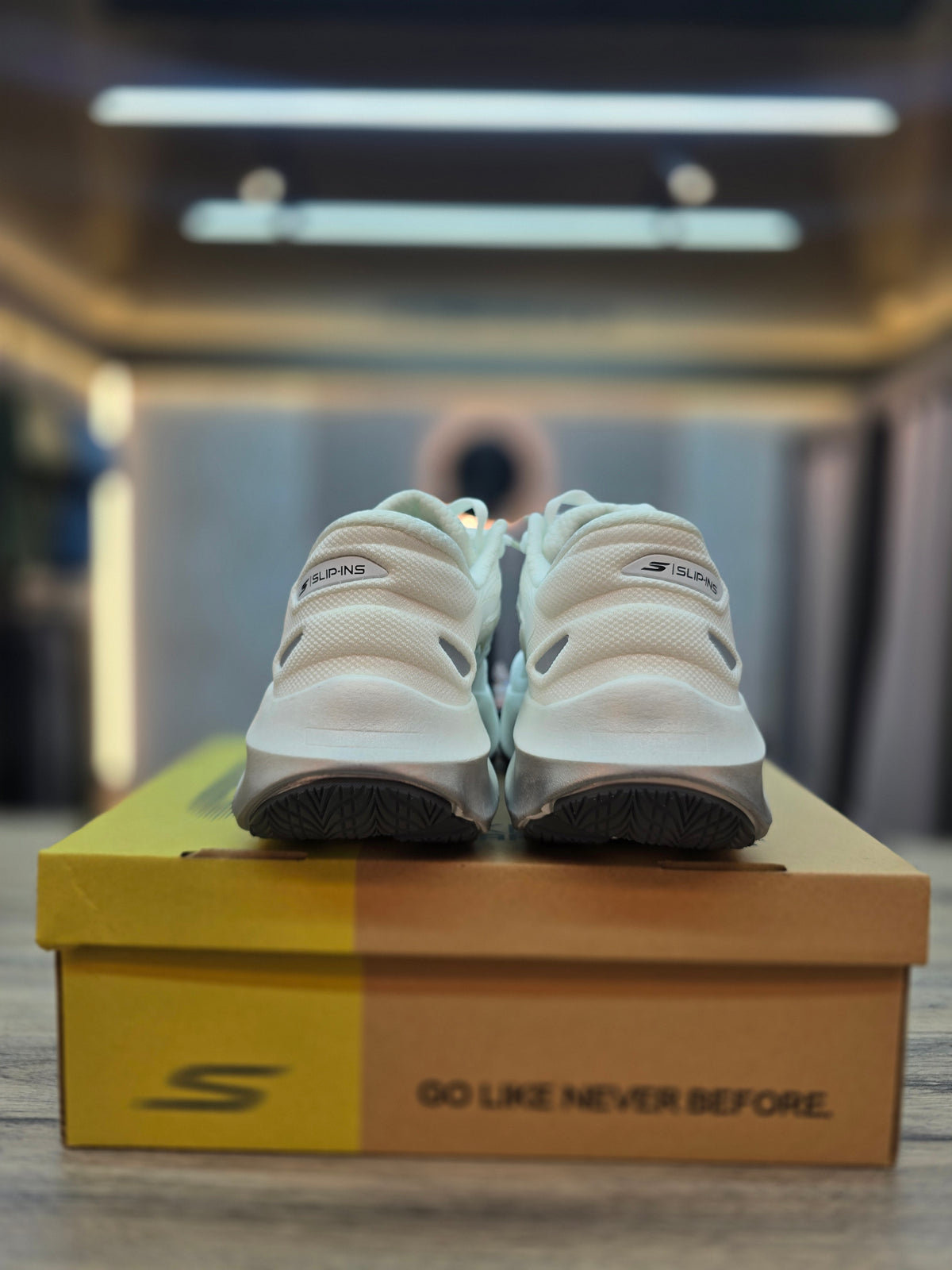Skechers white